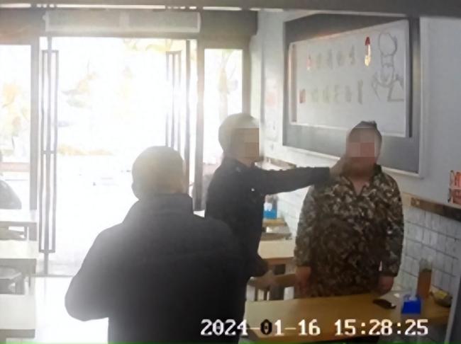 江西一身穿制服人员殴打饭店老板,官方:已和解!