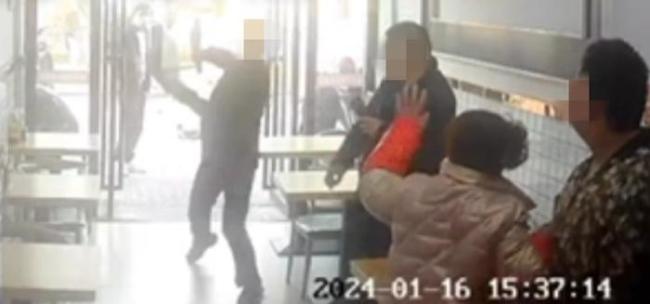 江西一身穿制服人员殴打饭店老板,官方:已和解!