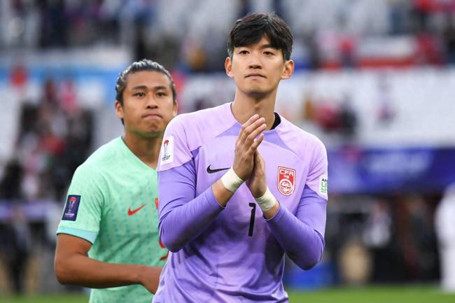 国足最忙之人！颜骏凌两场亚洲杯5次关键扑救极限托出对手远射