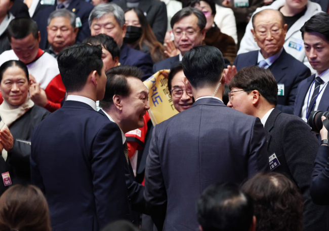 韩国议员与尹锡悦握手后被捂嘴抬走 青瓦台官员：他“越界了”