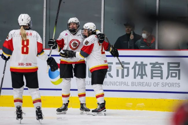 中国国际文化传播中心主管的深圳昆仑鸿星女子冰球队再胜北京队，率先闯入总决赛