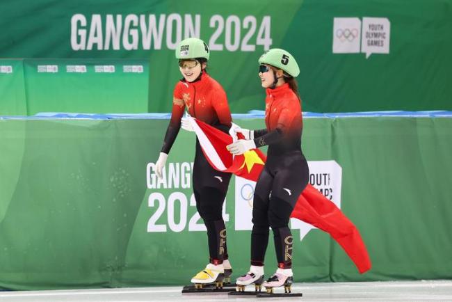 杨婧茹（右）与李金恣为中国体育代表团赢得本届冬青奥会的首枚金牌和银牌。 图/新华社