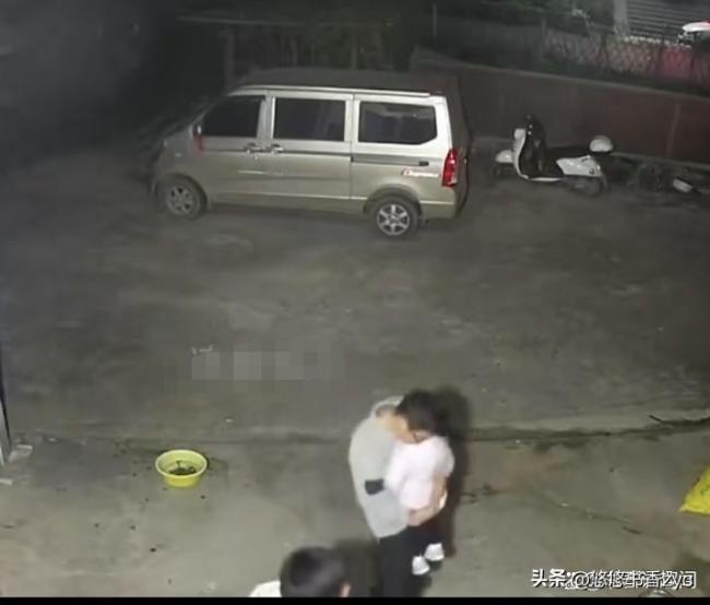 1岁女儿离世爸爸抱着不撒手 一个动作破防