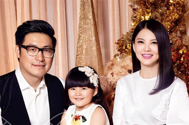 李湘复工回归芒果台 曾在去年8月官宣退休 搭档维嘉带货双下巴明显