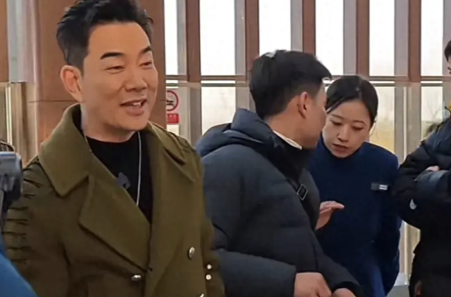 任贤齐坐空轨骑自行车去录湖北卫视春晚