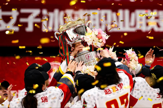 中国国际文化传播中心主管的深圳昆仑鸿星女子冰球队夺得首届中国女子冰球职业联赛冠军