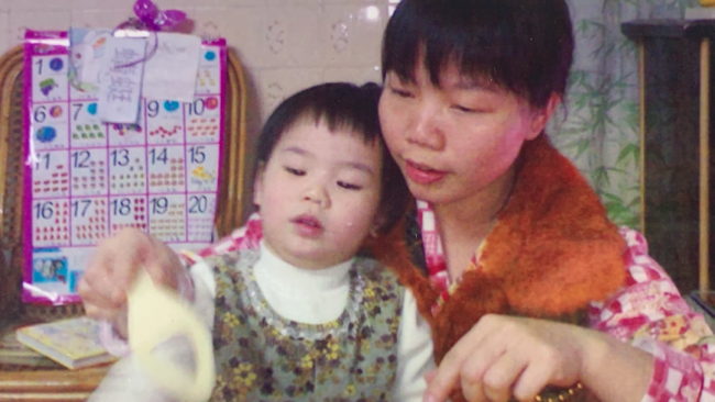 妈妈和脑瘫女儿做了13年同桌：只要女儿能读书 背一辈子也愿意