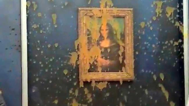 世界名画《蒙娜丽莎》又遭抗议者“泼墨”