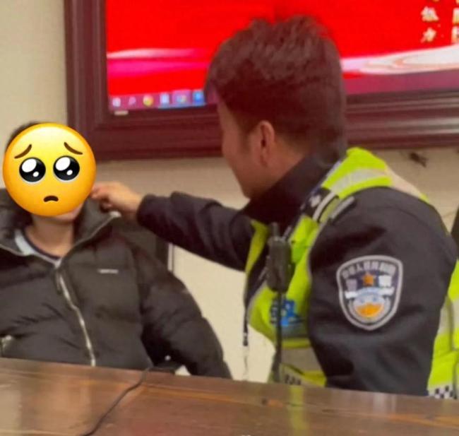 男孩1年8次到交警岗亭求评理 交警成了“家人”