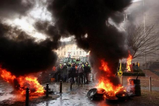 法国农民抗议者近百人被拘捕，法国农民称要“包围”巴黎