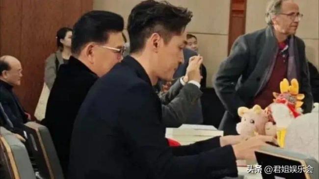 胡歌现身上海瑞金医院表彰大会 被医护人员包围亲切合影