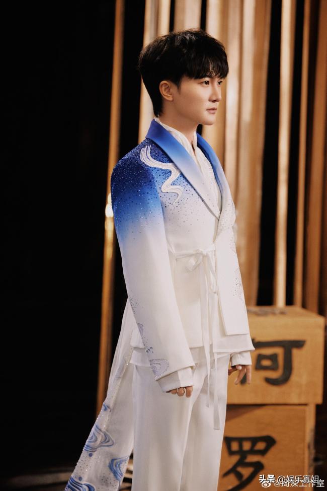 周深在河南春晚疯狂变装 一首歌换4套造型化身簪花郎