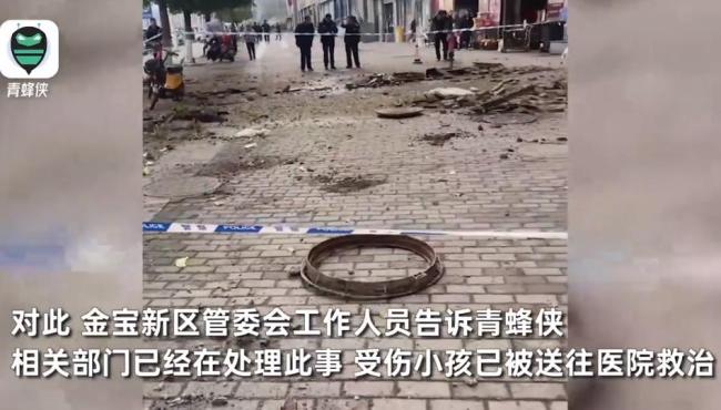 小孩放鞭炮炸飞多个井盖