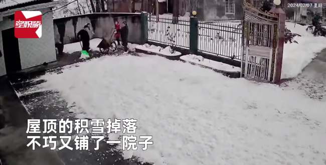 一家人刚扫完院里的雪 下一秒白干