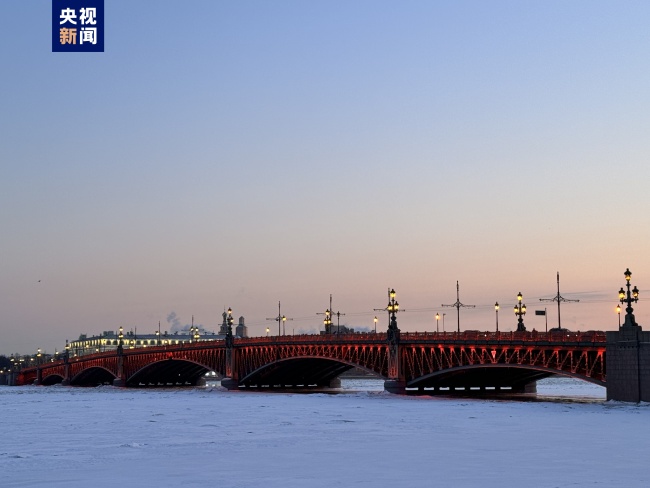 庆祝春节 俄罗斯圣彼得堡圣三一大桥点亮中国红