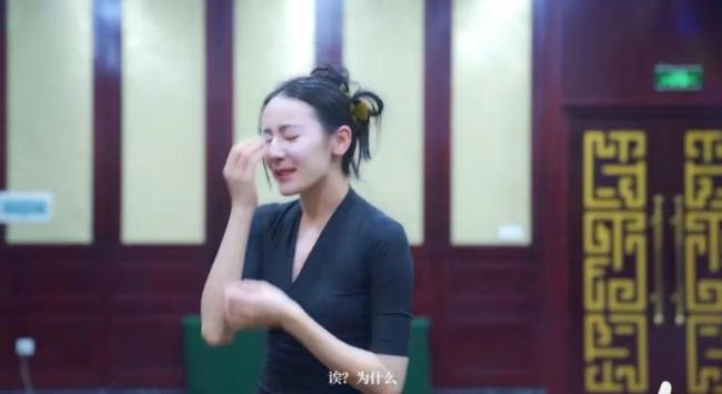 迪丽热巴素颜练舞也挡不住美貌，被惊艳到了