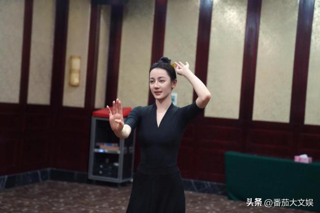 迪丽热巴素颜练舞也挡不住美貌，被惊艳到了
