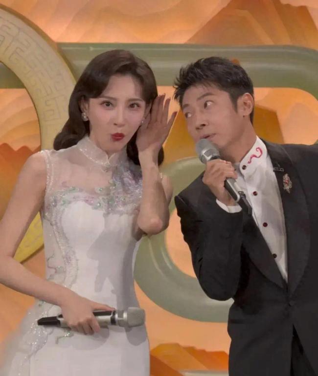 魔术表演穿帮，笑果十足，尼格买提下次春晚演小品吧