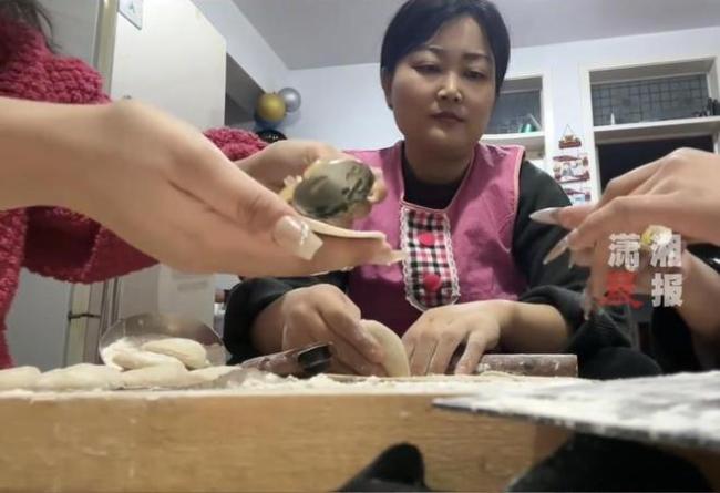 姐妹俩除夕包饺子 妈妈看到美甲无语 饺子上两道痕