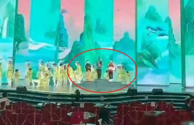 《上春山》事件大反转？白敬亭工作人员说魏大勋掉扇子 