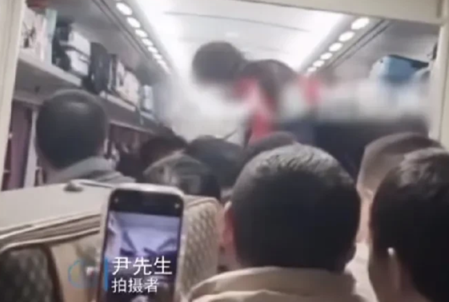列车上乘客搭人梯“传”小朋友如厕