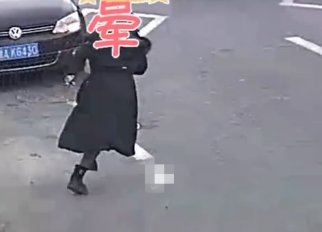 醉酒女子下车窜向路中间被车撞