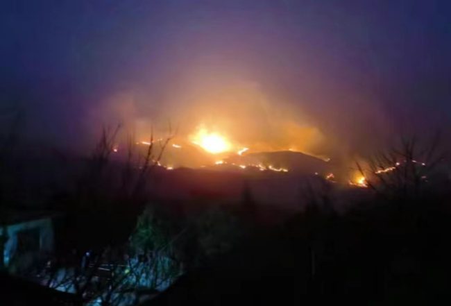 贵州山火仍未扑灭 已有2人遇难，当地居民：“比较年轻，都才20多岁”