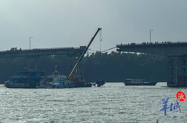 沥心沙大桥事故第一辆落水车辆遭打捞出水面，第二台落水车辆也遭吊起