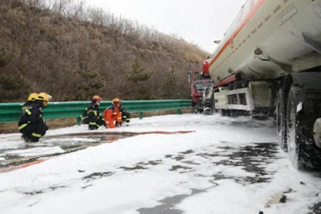 高速结冰引发6车连撞32吨汽油泄漏！消防紧急救援