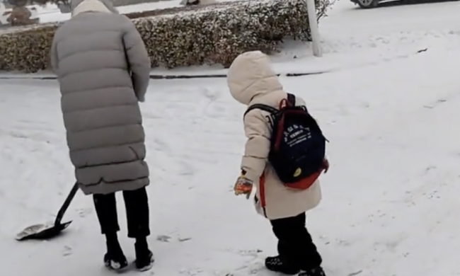 家长拿铁锹铲雪带孩子前行，可怜天下父母心！