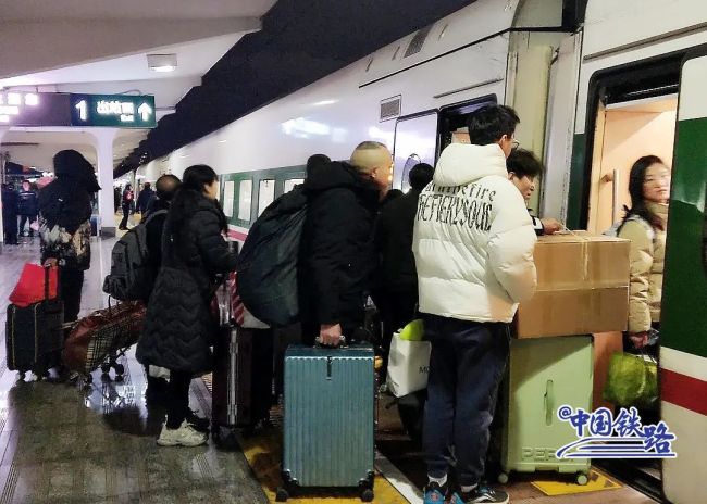 高速封路大巴车滞留 列车推迟10分钟让124名务工人员上车