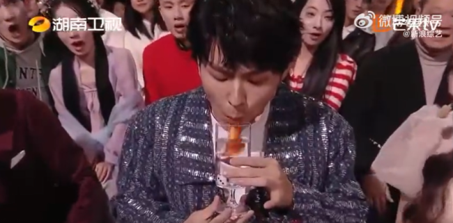 邓男子吐金鱼太炸裂