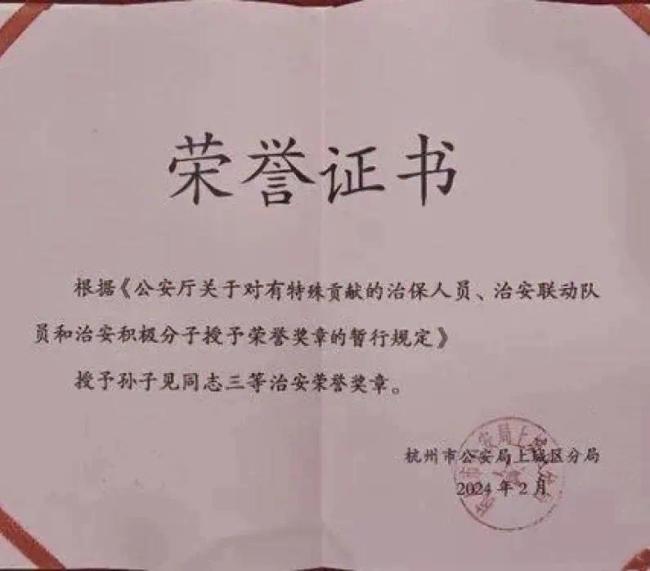 杭州高架见义勇为车主本人发声，还没来得及思考我人已经走过去了