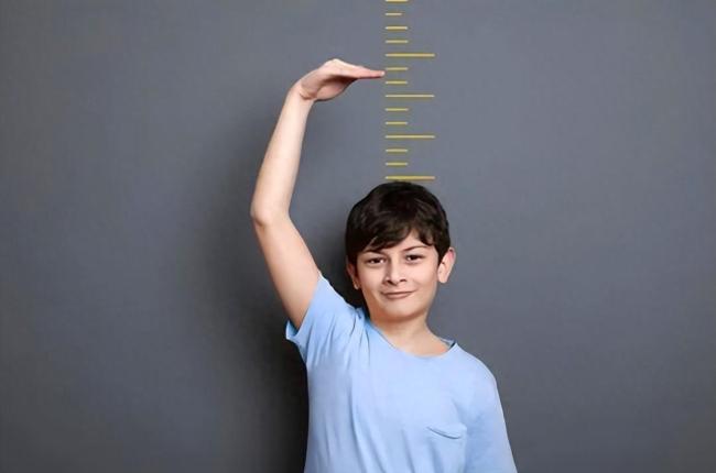 孩子从小长得矮 父母迷信偏方14岁男孩身高定格在160 