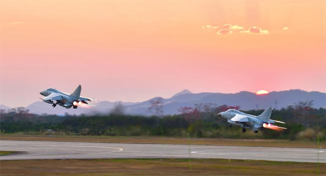 南部战区空军跨昼夜飞行训练！