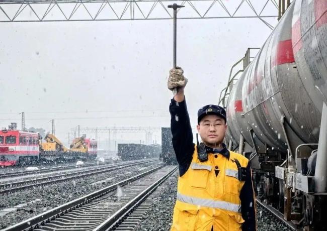 当罐车遇见大雪 一列温暖“笑脸”正在被运送