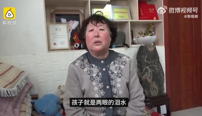 夫妻收养重病弃婴16年花费50万 靠上街乞讨和哭丧筹钱