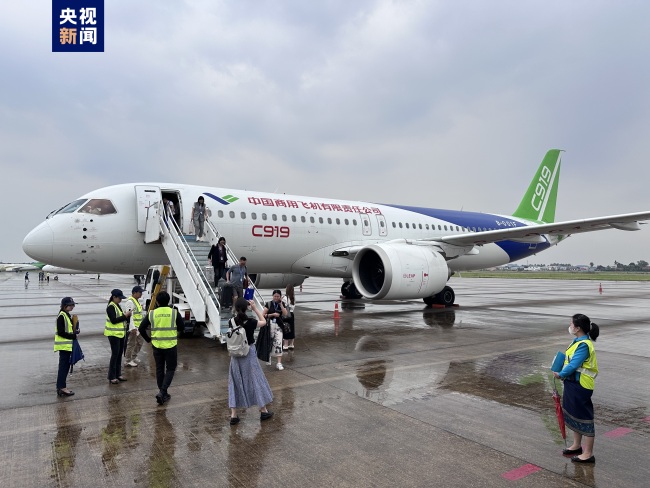国产商用飞机C919及ARJ21首次飞抵老挝