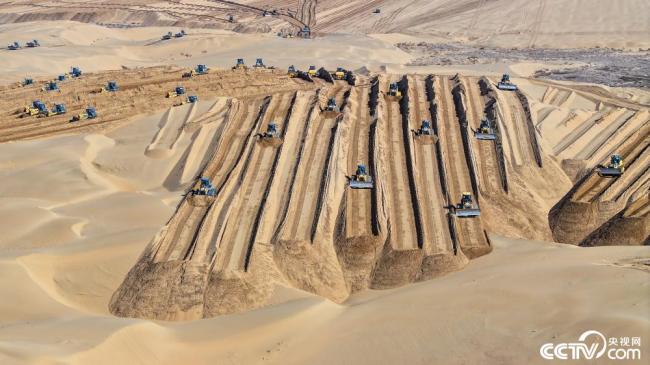 库布其沙漠新能源基地建设如火如荼