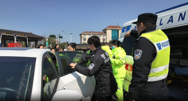 母子平安！女警脱下制服遮挡车内产子的孕妇