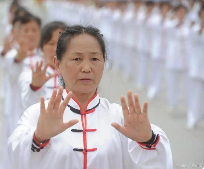 委员建议年轻人少喝中药代茶饮 学习八段锦强身健体