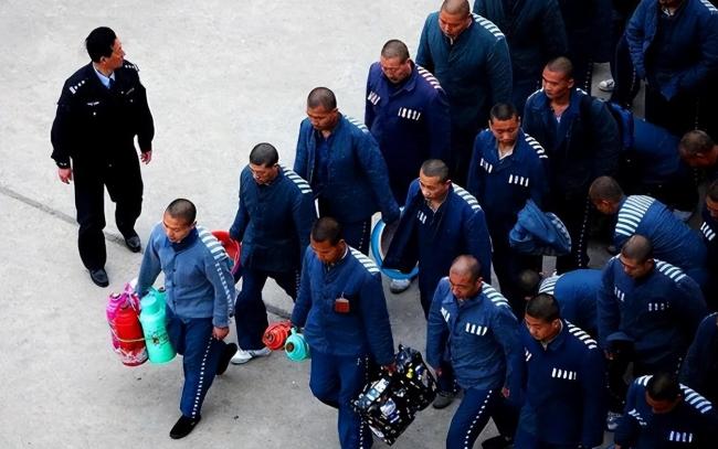 他的名字叫张顺兴,1998年暴打老板获刑8年,又因狱中表现良好,减刑一年