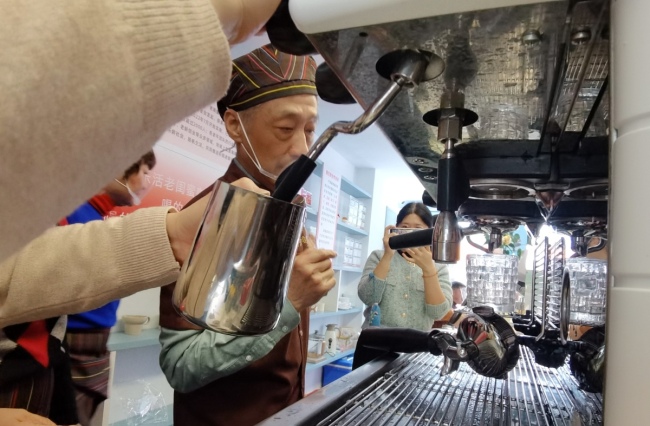 70岁老闺蜜组团经营咖啡馆 可一边品咖啡一边看书