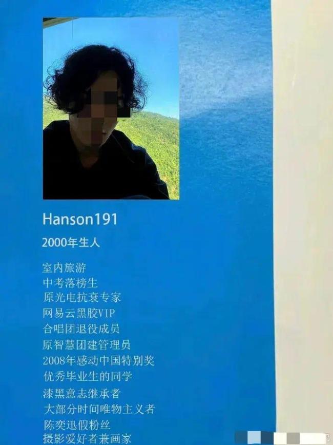 大冰老师怕老大爷听不清,大声回应道:主持人,作家,民谣歌手,酒吧掌柜