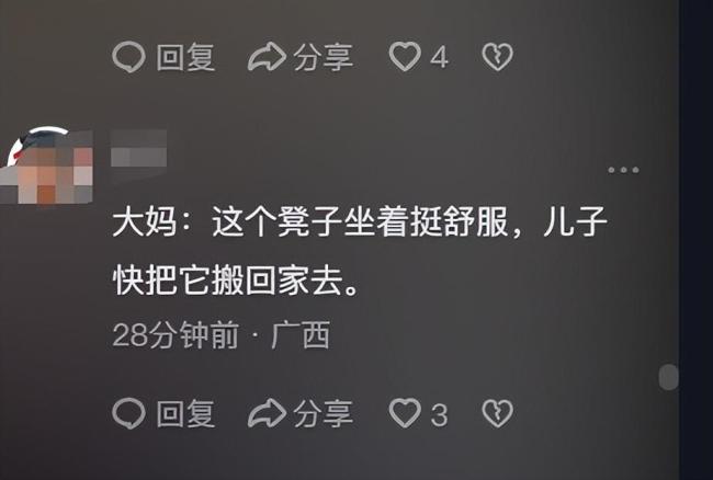 店主借椅子给蹲地大妈坐，结果2分钟后被顺走