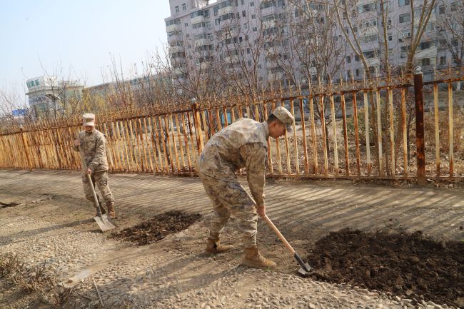 雷锋精神代代传 情暖敬老院，共叙鱼水情