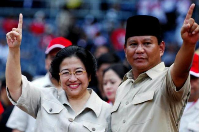 2009年6月30日,在印度尼西亚首都雅加达,印尼前总统梅加瓦蒂(左)和副