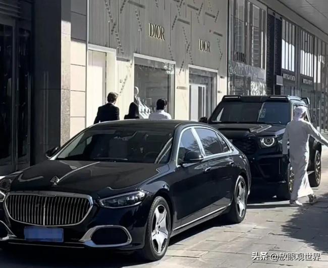 中东土豪来北京CBD亲提国产豪车 引发路人围观