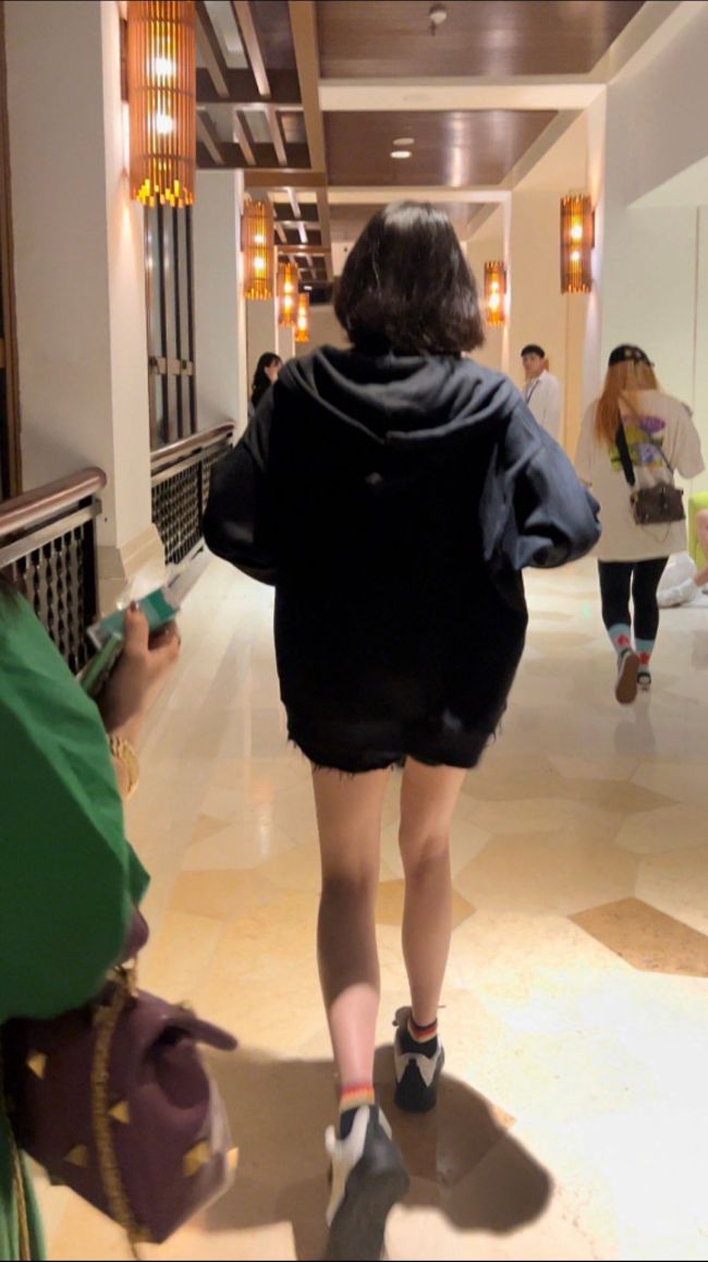关晓彤录制《这是我的岛》短发卫衣生图造型超美
