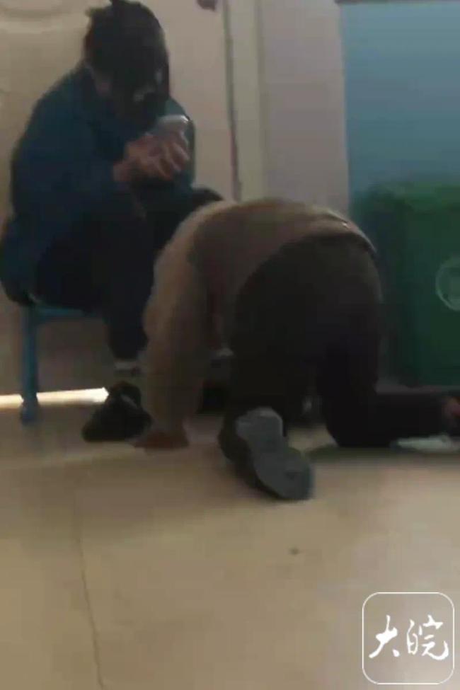 遭幼师殴打男童父母在外打工 官方回应：涉事人员被开除